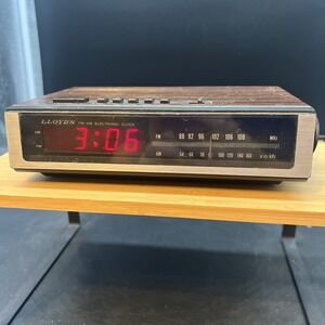 VINTAGE LLOYD'S FM-AM ELECTRONIC CLOCK J202B Movie Prop